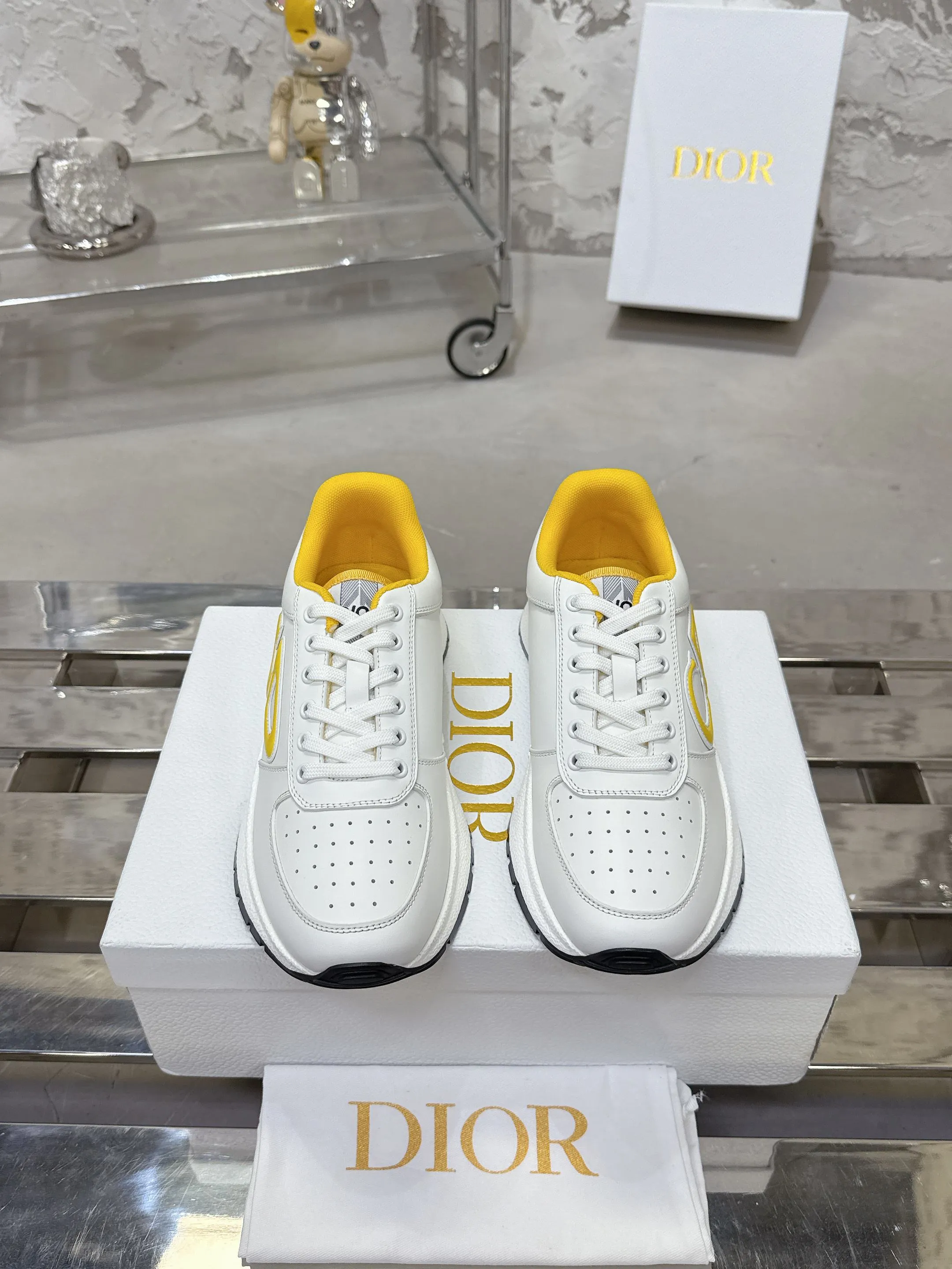 [Dior Dior] P: 660💰Couple model Size: Female: 35-40 (41 customized), male 39-44. (45 customized) 2025 Dior Dior autumn and winter new couple model, thick-soled casual sports shoes, original purchase and development, reinterpret sports style with elegant and fashionable shape. The upper is crafted from white mesh fabric and features the Christian Dior Paris signature on the laces and heel. The exquisite two-color sole is light and soft, which can add a high-end temperament to all kinds of casual looks. The delivery counter is exquisitely packaged🛍📦 ▪️Material: Original custom imported first-layer cowhide ▪️Inner lining: Imported soft sheepskin lining ▪️Sole: Original open-molded anti-slip rubber material ▪️Sole thickness: 4CM